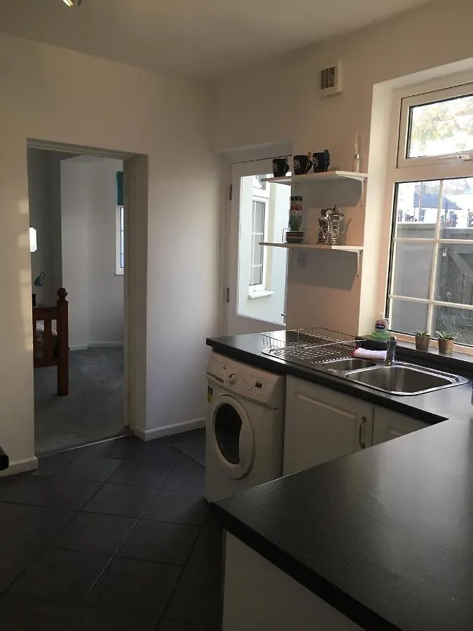 1 Phoenix Cottages, 403 High Street, Cheltenham Holiday home