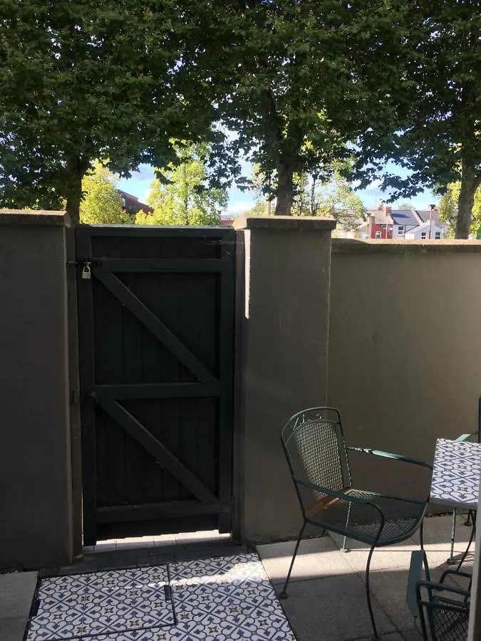 1 Phoenix Cottages, 403 High Street, Cheltenham Holiday home